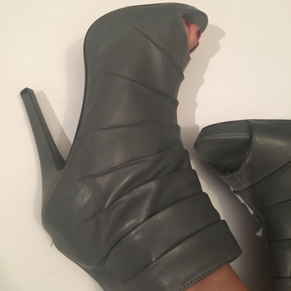 🌸SALE DELISCIOUS Grey Faux Leather Open-Toe - Picture 1 of 4